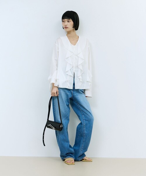 ADAM ET ROPE'(アダムエロペ)の「【WEB限定】オーバーラッフルフリルブラウス(シャツ/ブラウス・レディース・ホワイト/ブラウン/ブルー・F)」の5枚目の写真