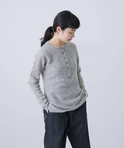 かぐれ(カグレ)の「YLEVE ALPACA KNIT HENLY NECK(ニット/セーター・レディース・FOG/OFF WHITE・1)」の10枚目の写真