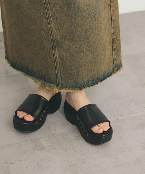 KBF（ケイビーエフ）の「スタッズサボサンダル（サンダル・レディース・BROWN/BLACK・37/38）」の4枚目の写真