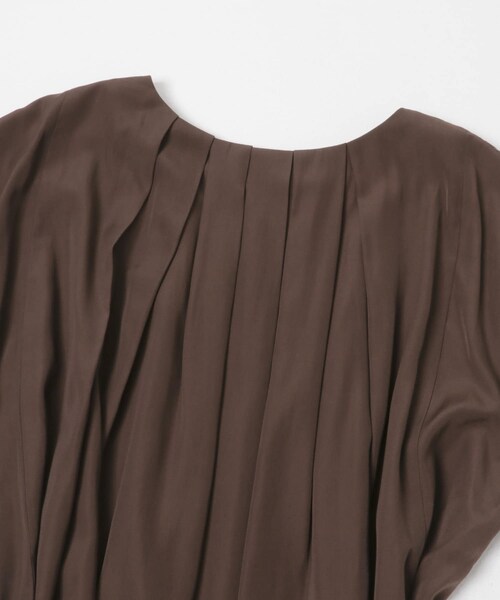 URBAN RESEARCH ROSSO（アーバンリサーチロッソ）の「『一部WEB限定カラー』タックデザインブラウス（シャツ/ブラウス・レディース・OFF/BROWN/KIWI/NAVY・Free）」の9枚目の写真