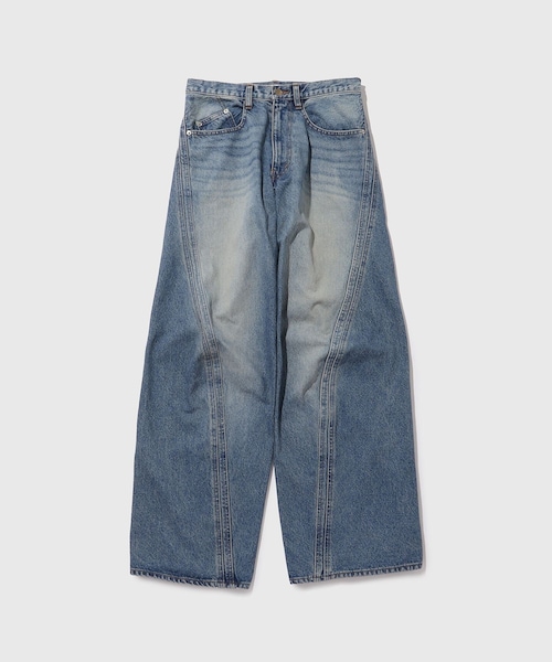 ADAM ET ROPE'（アダムエロペ）の「【NVRFRGT/ネヴァーフォーゲット】3D TWISTED WIDE LEG JEANS VINTAGE FADED INDIGO（デニムパンツ・メンズ・ブルー系・1/2）」の2枚目の写真