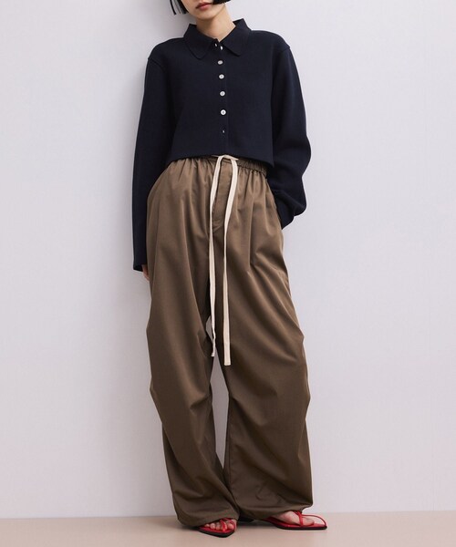 ADAM ET ROPE'(アダムエロペ)の「【WEB限定】リラックスパラシュートパンツ(その他パンツ・レディース・チャコール/ブラウン・36/38)」の4枚目の写真
