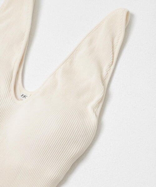 URBAN RESEARCH（アーバンリサーチ）の「HAKUJI　TWIST COTTON V-NECK TANK（タンクトップ・レディース・IVORY/BLACK・Free）」の5枚目の写真