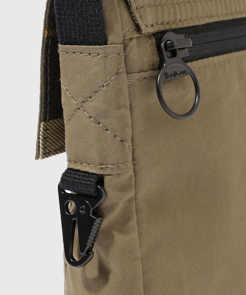 ADAM ET ROPE'(アダムエロペ)の「《別注》【Barbour/バブアー】EX TRANSPORT CROSSBODY BAG(ショルダーバッグ・メンズ・ブラック/カーキ・F)」の8枚目の写真