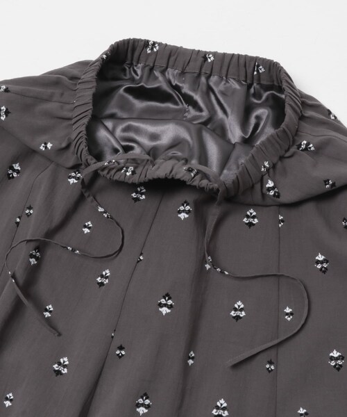 URBAN RESEARCH DOORS（アーバンリサーチドアーズ）の「小柄ダマスクプリントフレアスカート（スカート・レディース・OFF/CHARCOAL・Free）」の7枚目の写真