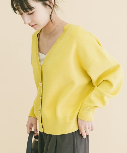 ITEMS URBANRESEARCH（アイテムズ アーバンリサーチ）の「『イージーケア』スウェットライクVネックカーディガン（ニット/セーター・レディース・OFF/MIMOSA/LVD/NVY・Free）」の4枚目の写真