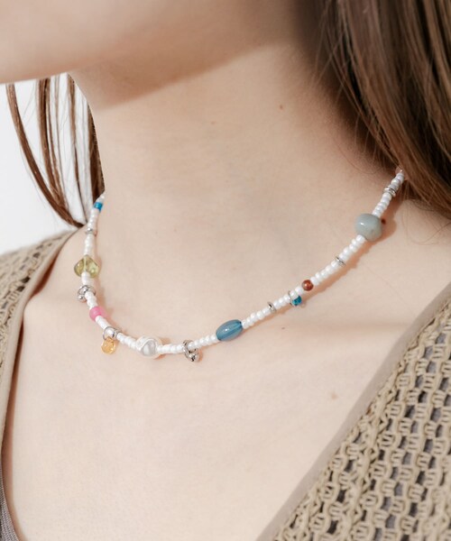 SMELLY（スメリー）の「カラーパーツビーズネックレス（ネックレス・レディース・WHT・-）」の3枚目の写真