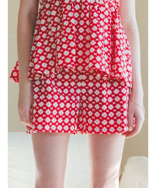 CALNAMUR（カルナムール）の「EMBROIDERED FLORAL SHORTS PT/エンブロイダリーフローラルショートパンツ（その他パンツ・レディース・レッド/ネイビー・F）」の4枚目の写真