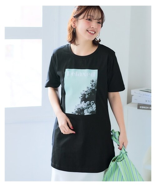 nissen（ニッセン）の「大きいサイズ　【ひんやりコットン】綿１００％ＡラインプリントチュニックＴシャツ（接触冷感・UVカット）（チュニック・レディース・黒(フォトフラワー)/ねこ:セージグリーン/くま:黒/シンプルロゴ:モカベージュ/アメカジ:ネイビー/オーシャン:ネイビー/ドーナツ:オートミール/バンダナ:カーキ/スニーカー:クリーム/フォト風景:チャコールグレー/黒(グラフィック)/オフホワイト(ネコ)/チャコール(モノクロスィーツ)/ネイビー(ハワイ)/グレージュ(ロゴ)(新色)/アイボリー(花瓶)/ミント(鳥)/ピンク(パンダ)/カーキ(サークルロゴ)・L/LL/3L/4L/5L/6L/8L/10L）」の4枚目の写真