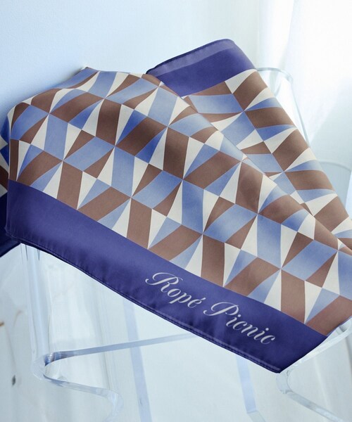 ROPE' PICNIC(ロペピクニック)の「幾何学柄スカーフ 90cm(バンダナ/スカーフ・レディース・ベージュ系/ブルー系・F)」の4枚目の写真