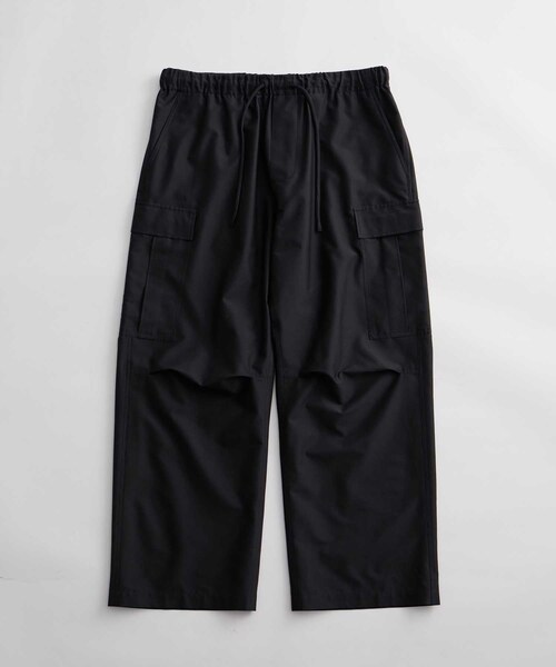 ADAM ET ROPE'（アダムエロペ）の「【ACT/アクト】超軽量 ワイド イージー カーゴパンツ / 速乾 / ストレッチ / イージーケア（カーゴパンツ・メンズ・ブラック/チャコール・L/M）」の3枚目の写真