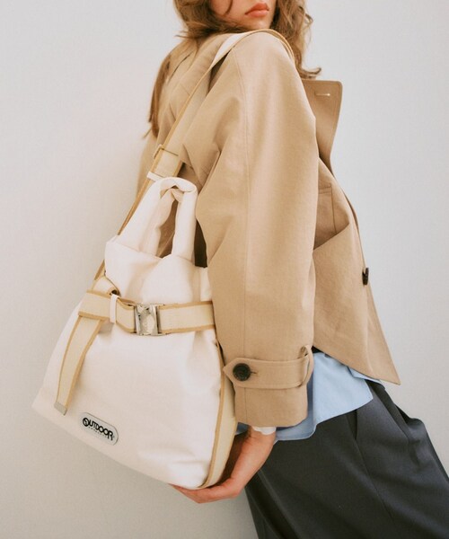 VIS（ビス）の「【OUTDOOR PRODUCTS】VIS別注2WAYベルト付きパデッドトートバッグ（トートバッグ・レディース・ブラック/チャコール/キナリ・F）」の10枚目の写真