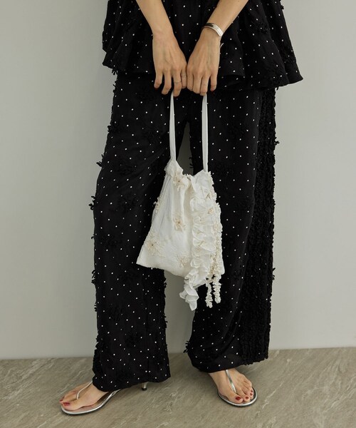 ADAM ET ROPE'(アダムエロペ)の「【crinkle crinkle crinkle】別注3D刺繍フリルトートバッグ(トートバッグ・レディース・ブラック/ホワイト・F)」の7枚目の写真