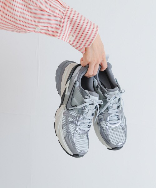 URBAN RESEARCH（アーバンリサーチ）の「NIKE　V2Kラン（スニーカー・レディース・ピュア メタリック/ホワイト/シルバー/SAIL/ST GR/PRTCL BG・23.5/24/24.5/23/25）」の7枚目の写真