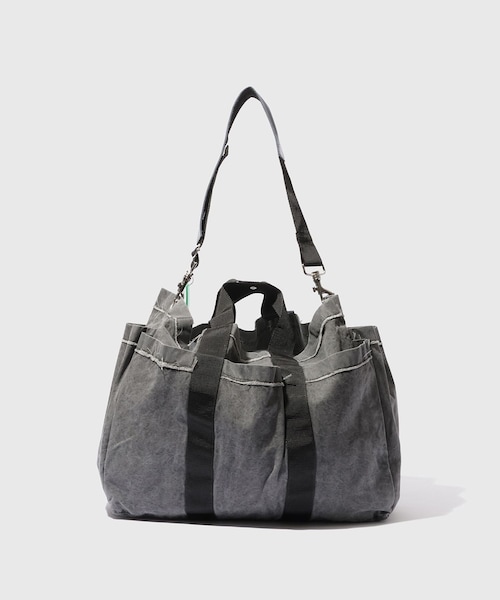 ADAM ET ROPE'(アダムエロペ)の「【CAMIEL FORTGENS/カミエル フォートヘンス】WORKER SHOPPER(ショルダーバッグ・メンズ・チャコール・F)」の1枚目の写真