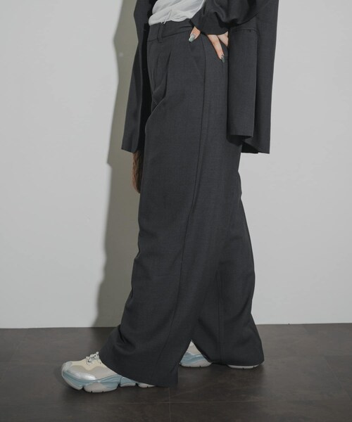 THE GOODLAND MARKET（ザグッドランドマーケット）の「cwtch　2TUCK WOOL SLACKS（その他パンツ・レディース・GRAY/CHARCOAL・1/2）」の5枚目の写真