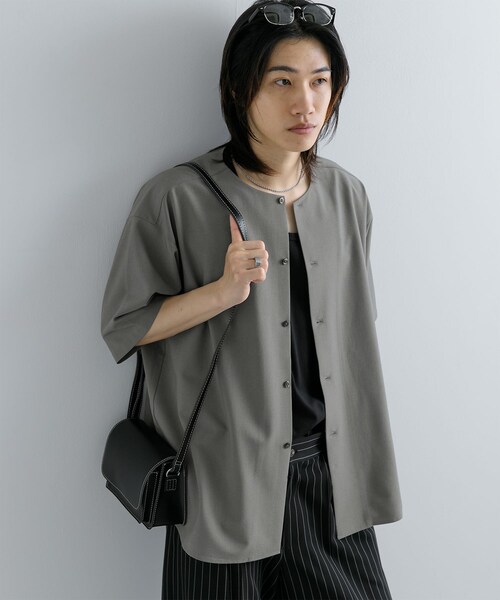 SENSE OF PLACE by URBAN RESEARCH(センスオブプレイスバイアーバンリサーチ)の「ノーカラーシャツ(5分袖)(シャツ/ブラウス・メンズ・GRAY/BEIGE/BLUE・S/M/L)」の7枚目の写真