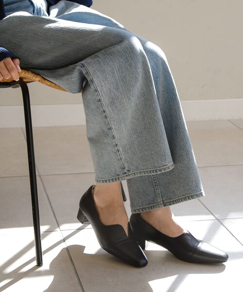 URBAN RESEARCH Sonny Label（アーバンリサーチサニーレーベル）の「Vカットローヒールパンプス（パンプス・レディース・ブラック/アイボリー/シルバー・S/M/L）」の2枚目の写真