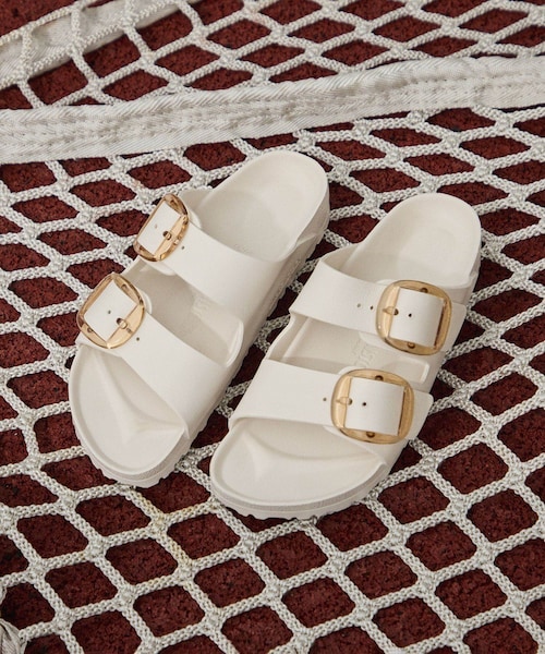 ADAM ET ROPE'(アダムエロペ)の「【BIRKENSTOCK(ビルケンシュトック)】Arizona Big Buckle / アリゾナ ビッグバックル EVA(サンダル・レディース・ブラック/ホワイト系/ベージュ系・36/37/38/39)」の4枚目の写真