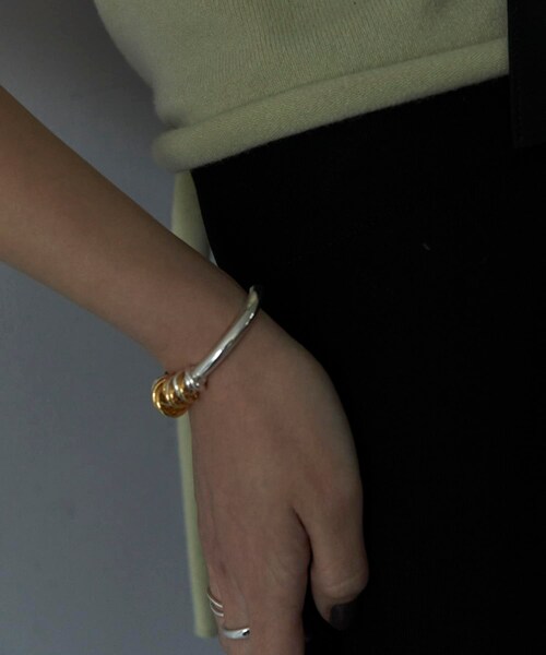 URBAN RESEARCH（アーバンリサーチ）の「Coil Around バングル（ブレスレット・レディース・GOLD/MULTI/SILVER・-）」の3枚目の写真