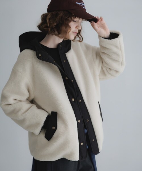 URBAN RESEARCH Sonny Label（アーバンリサーチサニーレーベル）の「リバーシブルボア撥水ショートコート（その他アウター・レディース・アイボリー/ブラック/チャコール・Free）」の6枚目の写真