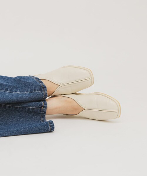 KBF（ケイビーエフ）の「センターシームフラットシューズ（パンプス・レディース・IVORY/BLACK・36/37/38）」の13枚目の写真