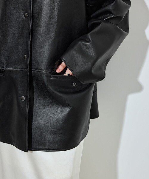 ADAM ET ROPE'(アダムエロペ)の「【IHNN(イン)】 別注Collarless Leather Jacket(ノーカラージャケット・レディース・ブラック・36/38)」の9枚目の写真