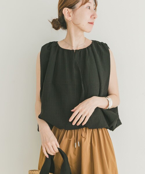 ITEMS URBANRESEARCH（アイテムズ アーバンリサーチ）の「バルーンスリーブノースリブラウス（シャツ/ブラウス・レディース・OFF/OFF×BLK/BLK・FREE）」の14枚目の写真