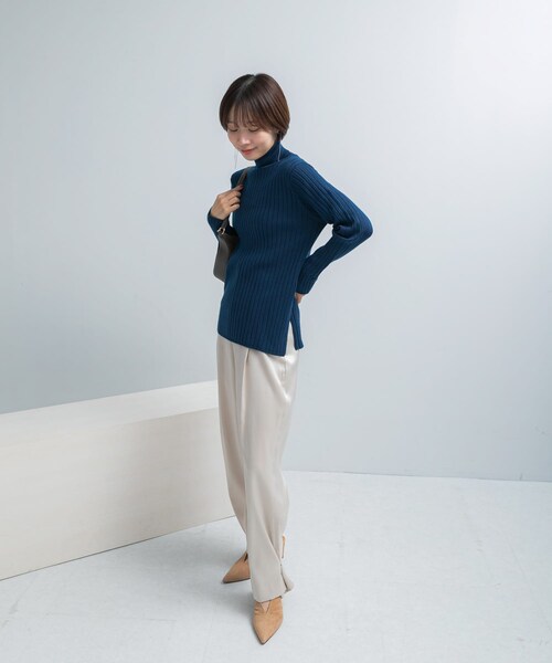 URBAN RESEARCH ROSSO（アーバンリサーチロッソ）の「エクストラファインリブタートルニット（ニット/セーター・レディース・OFF/ROYAL BLUE/OLIVE・Free）」の16枚目の写真