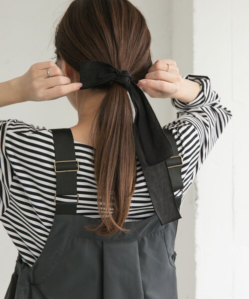 URBAN RESEARCH DOORS(アーバンリサーチドアーズ)の「リネンリボンヘアフック(ヘアゴム・レディース・NATURAL/BLACK・one)」の1枚目の写真