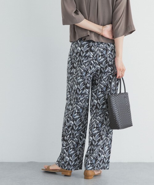 URBAN RESEARCH DOORS(アーバンリサーチドアーズ)の「ボタニカルプリントイージーパンツ(その他パンツ・レディース・BLACK/KHAKI・Free)」の7枚目の写真