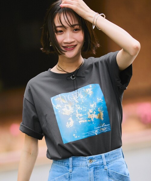 VIS(ビス)の「【接触冷感】箔グラフィックアートTシャツ(Tシャツ/カットソー・レディース・チャコール/ホワイト/ホワイト系・F)」の6枚目の写真