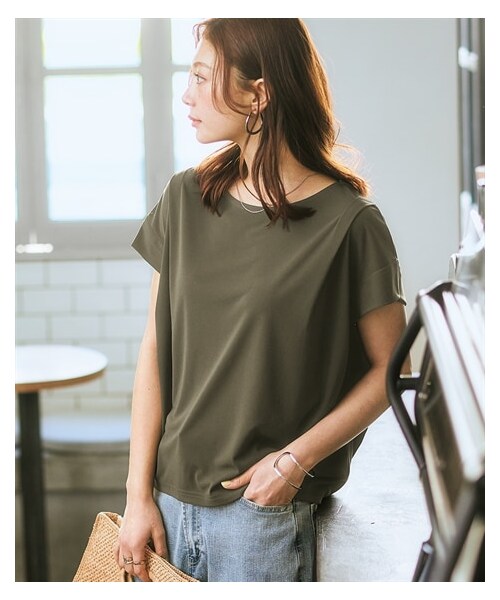 nissen（ニッセン）の「落ち感素材肩タックシルキーカットソートップス（接触冷感・UVカット・吸汗速乾）＜大きいサイズ有＞（Tシャツ/カットソー・レディース・チャコールグレー/ベージュ/黒/カーキ・S/M/L/LL/3L/4L/5L/6L）」の3枚目の写真