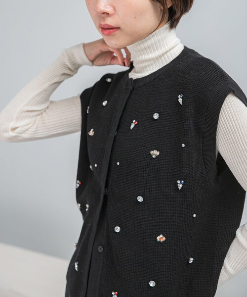 URBAN RESEARCH ROSSO（アーバンリサーチロッソ）の「ビジューニットベスト（ニット/セーター・レディース・BLACK・FREE）」の2枚目の写真