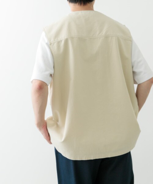 ITEMS URBANRESEARCH（アイテムズ アーバンリサーチ）の「マルチポケットVネックベスト（ベスト・メンズ・BLK/IVO/BEG・M/L）」の7枚目の写真