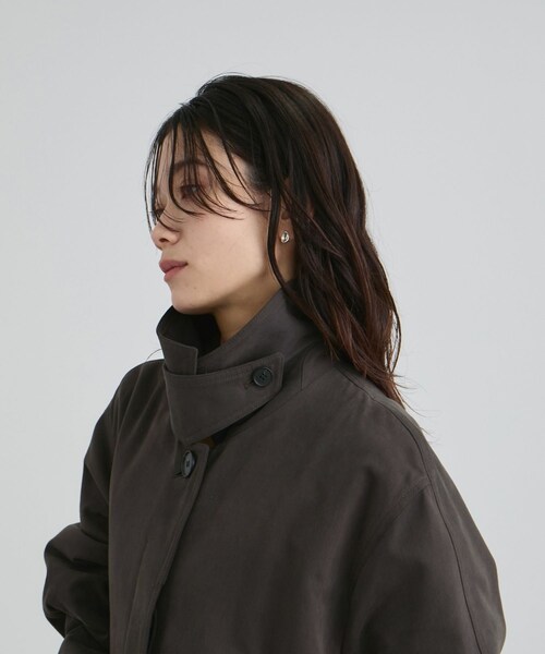 ADAM ET ROPE'（アダムエロペ）の「【WEB限定】エフォートレスステンカラーコート（トレンチコート・レディース・チャコール/ベージュ・F）」の4枚目の写真