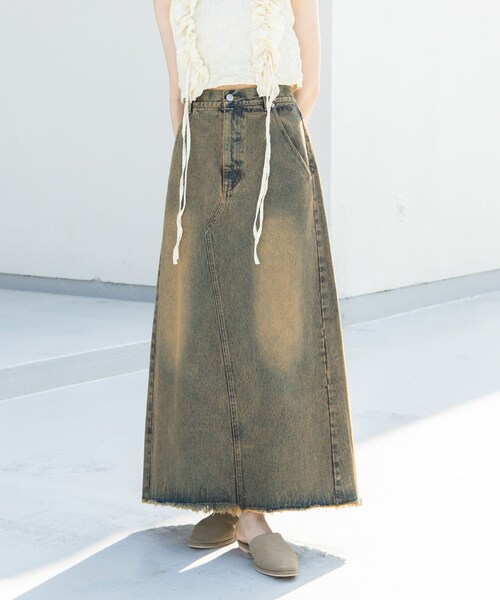 KBF（ケイビーエフ）の「バックスリットデニムスカート（デニムスカート・レディース・FADE BLUE/L.BLUE/BROWN・one）」の4枚目の写真