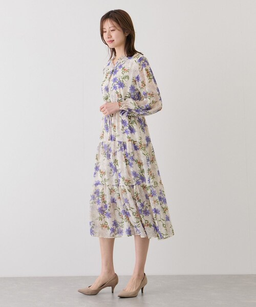 Jayro(ジャイロ)の「フリルネック花柄ワンピース(ワンピース・レディース・ホワイト系/ネイビー系・F)」の5枚目の写真