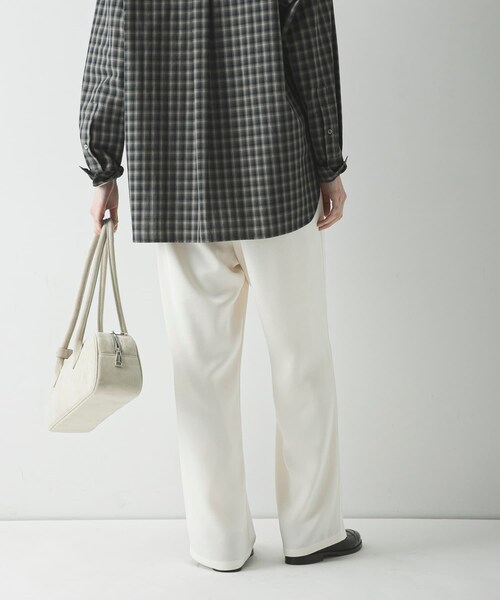 URBAN RESEARCH（アーバンリサーチ）の「サテンイージーセミフレアパンツ（その他パンツ・レディース・OFF WHITE/BLACK・36/38）」の7枚目の写真