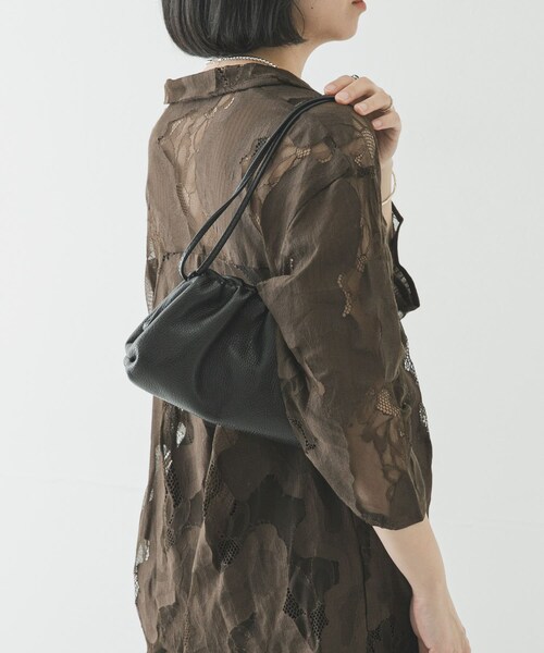 URBAN RESEARCH（アーバンリサーチ）の「レザーショルダーバッグ（ショルダーバッグ・レディース・BLACK/BROWN/SILVER・-）」の6枚目の写真