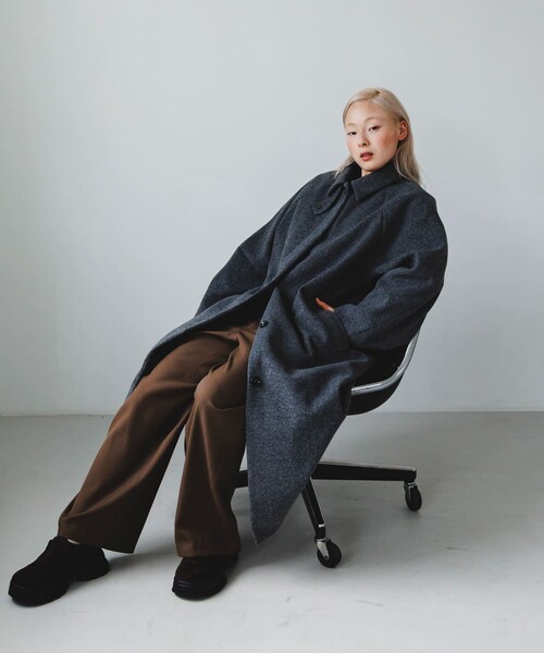 KBF（ケイビーエフ）の「ステンカラーコクーンロングコート（ステンカラーコート・レディース・BROWN/CHARCOAL/BLACK・36/38）」の22枚目の写真
