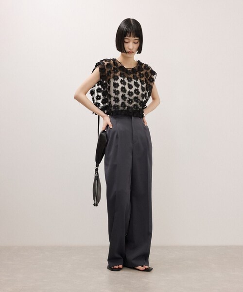 ADAM ET ROPE'(アダムエロペ)の「フラワーチュール2WAYトップス(シャツ/ブラウス・レディース・ブラック/ホワイト・F)」の5枚目の写真
