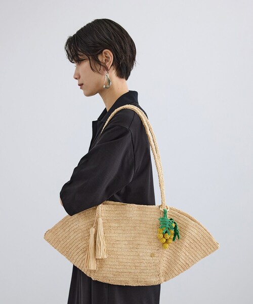 ADAM ET ROPE'（アダムエロペ）の「【J'aDoRe・店舗限定】【MAISON N.H PARIS（メゾンエヌアッシュパリ）】CROISSANT CHARM（かごバッグ・レディース・キナリ・F）」の2枚目の写真
