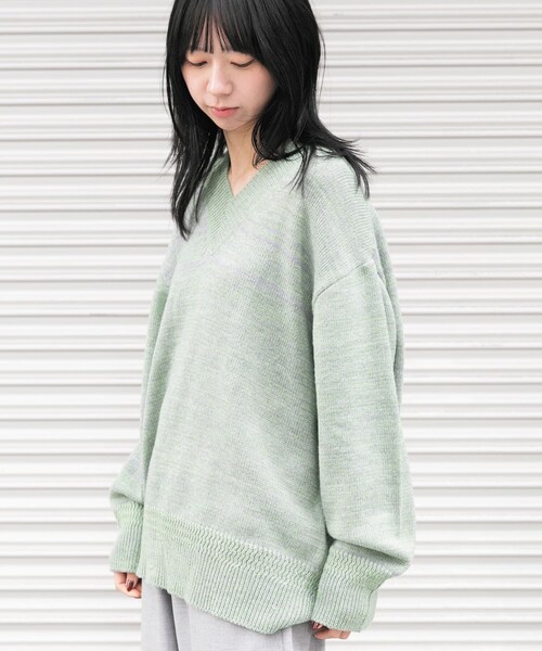 EKAL（エカル）の「Vネックバルキーボーダーニット（ニット/セーター・レディース・オフ/グレー/ブラック・One）」の4枚目の写真