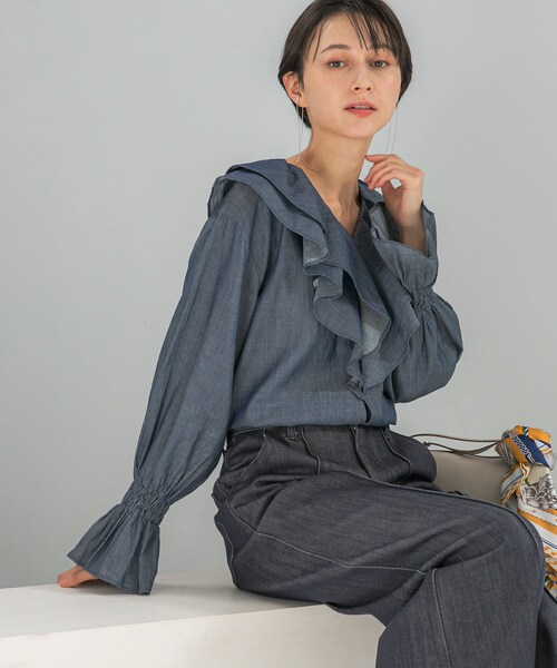 URBAN RESEARCH ROSSO（アーバンリサーチロッソ）の「Vネックラッフルシアーデニムブラウス（シャツ/ブラウス・レディース・INDIGO/DARK NAVY・Free）」の11枚目の写真