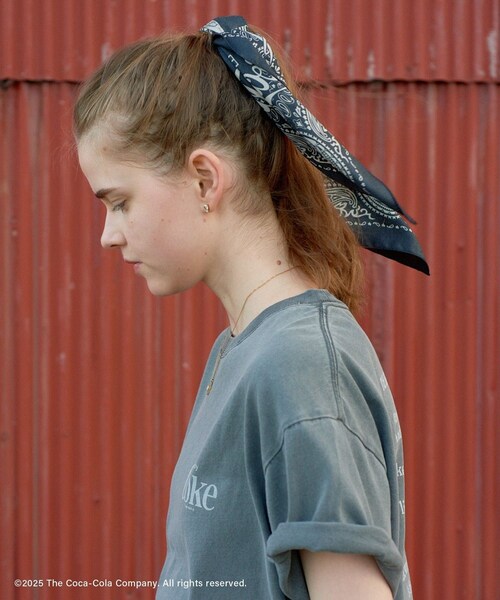 ADAM ET ROPE'（アダムエロペ）の「Coca-Cola スカーフ（バンダナ/スカーフ・レディース・ブラック/ベージュ・F）」の7枚目の写真