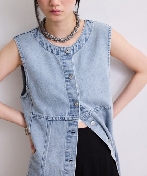 ADAM ET ROPE'（アダムエロペ）の「【WEB限定】ライトデニムスリーブレスワンピース（ワンピース・レディース・ブルー/サックス・36/38）」の20枚目の写真