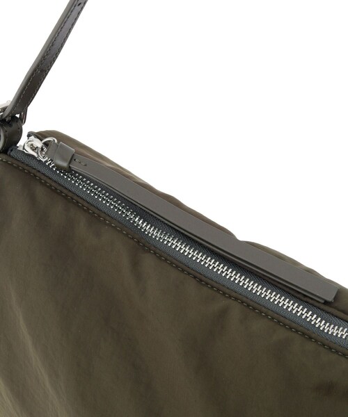 ADAM ET ROPE'（アダムエロペ）の「ダブルポケットパテッドショルダー（ショルダーバッグ・レディース・ブラック/カーキ・F）」の18枚目の写真