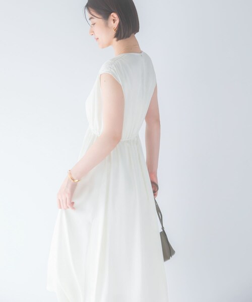 URBAN RESEARCH ROSSO（アーバンリサーチロッソ）の「楊柳サテンウエストマークワンピース（ワンピース・レディース・OFF WHITE/BROWN/NAVY・Free）」の7枚目の写真