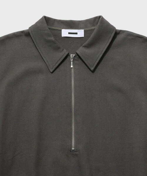 ADAM ET ROPE'(アダムエロペ)の「【REVERBERATE/リバーバレイト】HALF ZIP JERSEY SHORT SLEEVE(ポロシャツ・メンズ・ブラック/チャコール/ブルー系・2)」の5枚目の写真